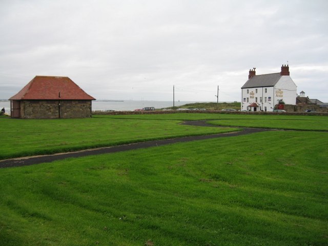 File:Across the Green - geograph.org.uk - 960657.jpg