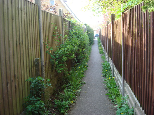 File:Alley looking towards Windermere Rd - geograph.org.uk - 824408.jpg