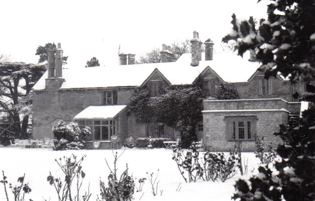 File:Alvescot Lodge, rear view, 1979 - geograph.org.uk - 1274684.jpg