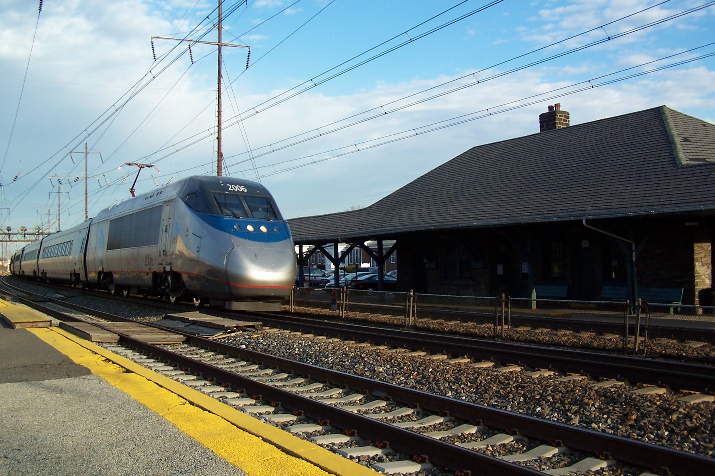 Железные дороги бывают. Поезда Амтрак США. Поезда Amtrak в США. Американские пассажирские поезда. Железная дорога в США.