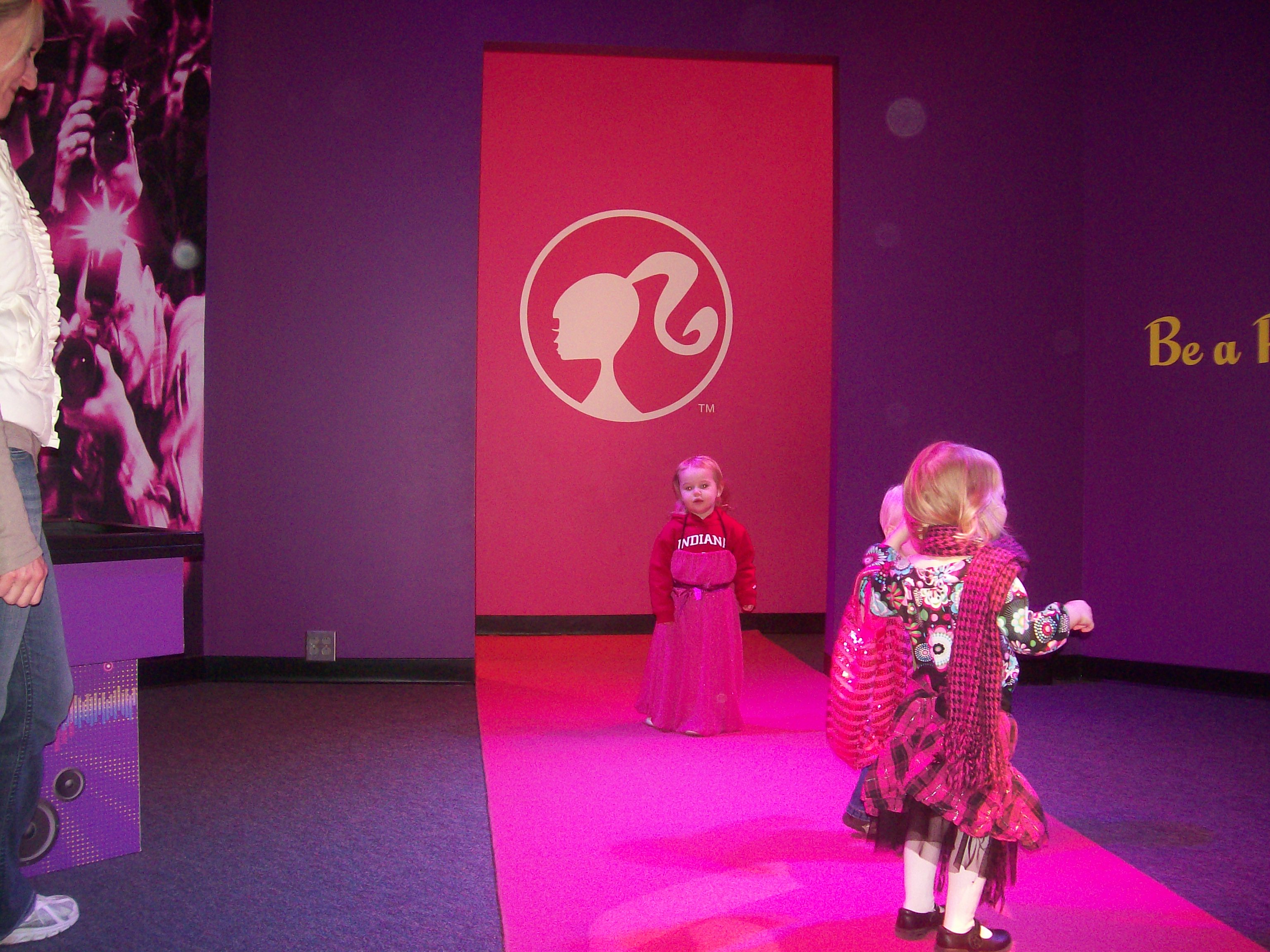 entusiastisk Flad Slutning File:Barbie Runway at Children's Museum of Indianapolis.jpg - Wikimedia  Commons