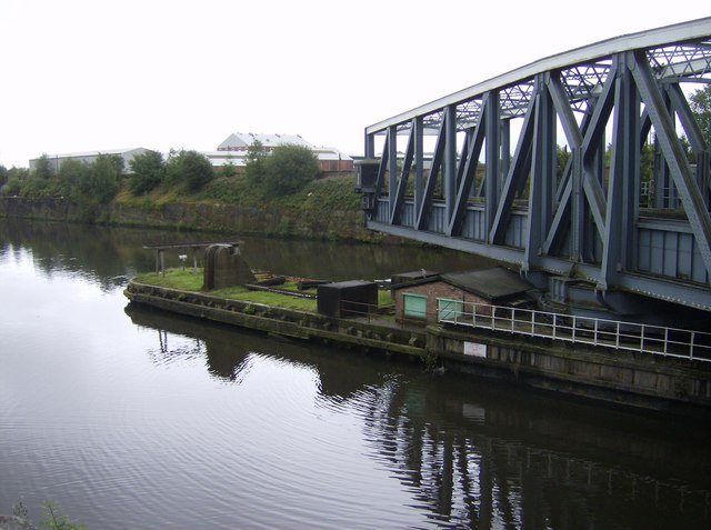 File:Barton swing aqueduct - geograph.org.uk - 532727.jpg