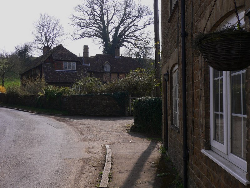 File:Bend in the road at Eashing - geograph.org.uk - 2322709.jpg