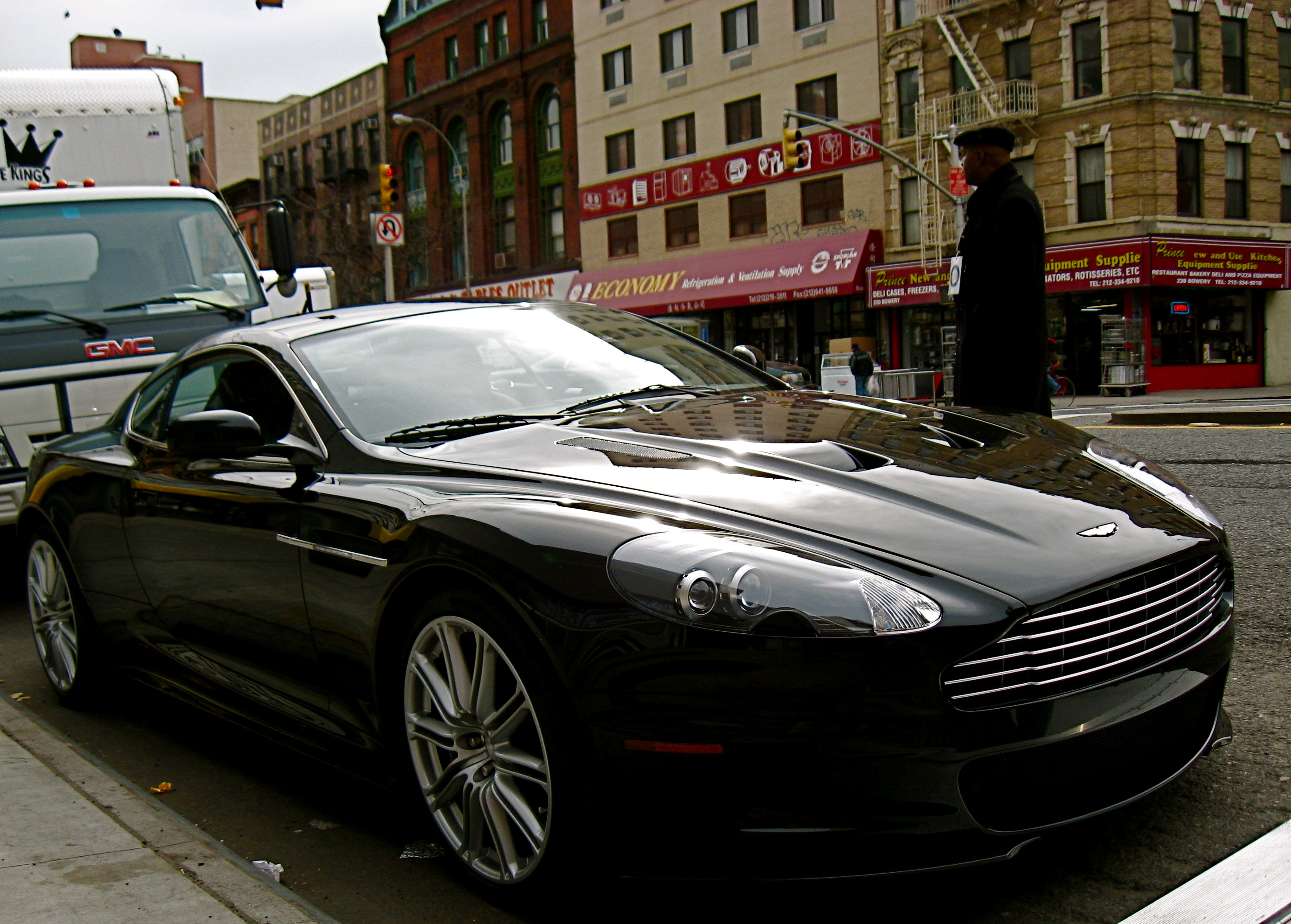 Файл:Black Aston Martin DBS fr.jpg — Википедия