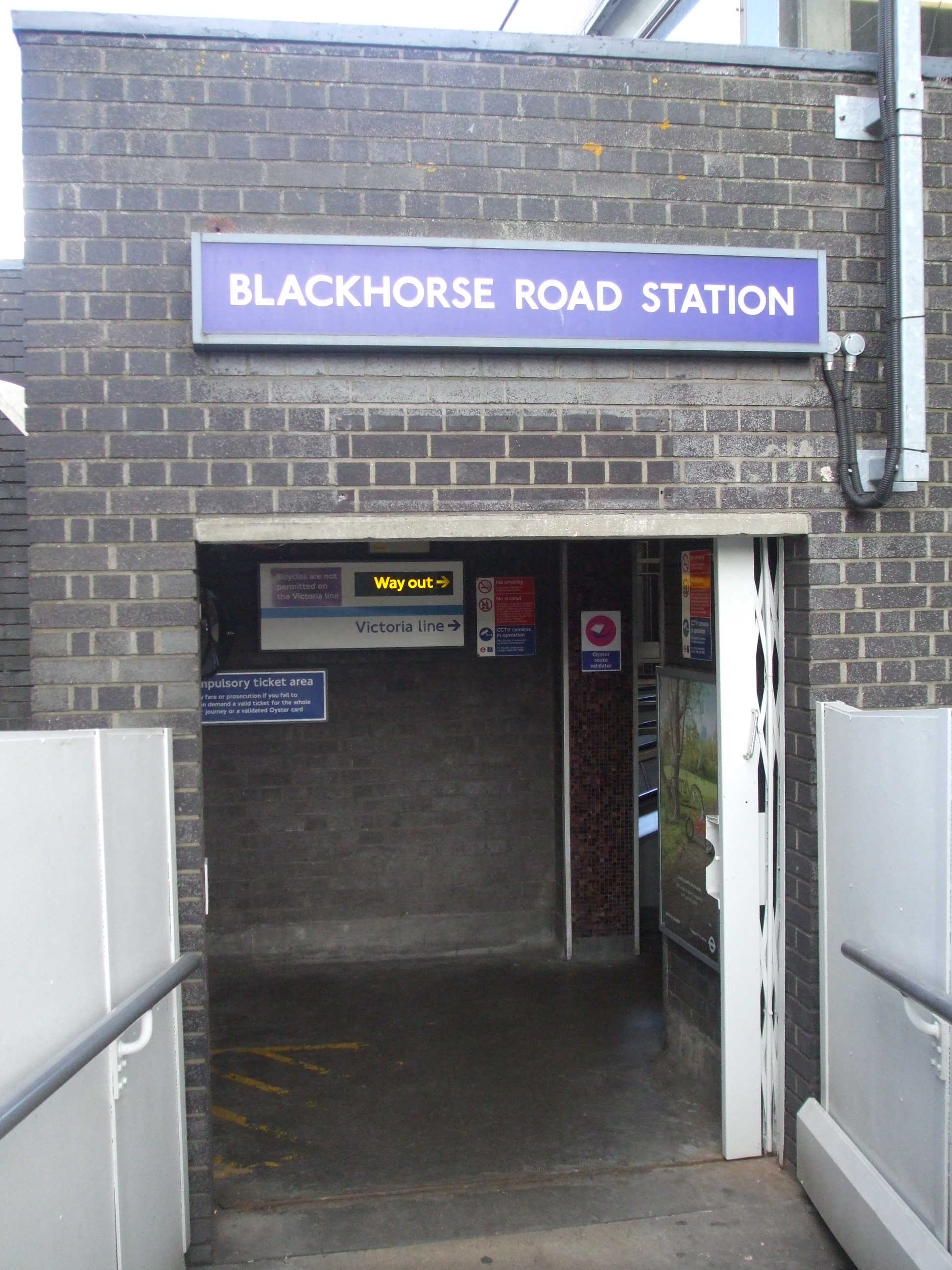 File Blackhorse Road stn access from Overground to Underground.JPG