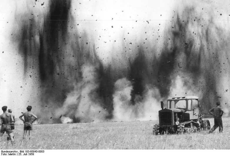 File:Bundesarchiv Bild 183-65843-0003, Grabensprengung zur Entwässerung.jpg