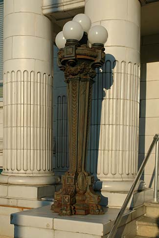 File:Courthouse Lamp (Josephine County, Oregon scenic images) (josD0006).jpg