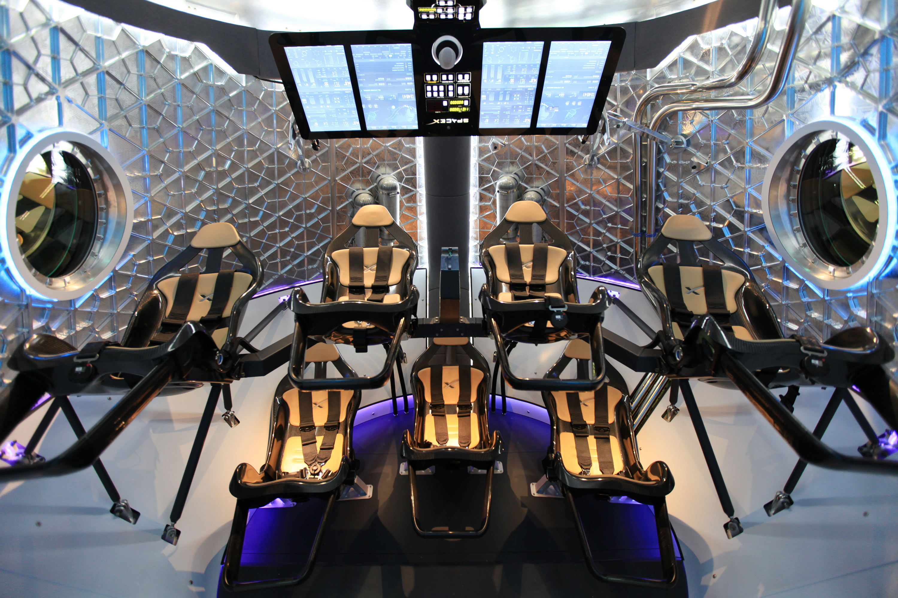 Mb space. Крю драгон космический корабль. Космический корабль драгон 2. Корабль SPACEX Crew Dragon. Crew Dragon космический корабль внутри.