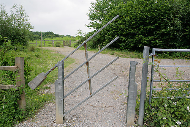 Gate offering access to Bens Lake, Swanwick - geograph.org.uk - 464653