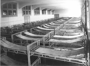 Bunk beds in the women's and children's dormitories Hotel de los Inmigrantes - dormitorio de mujeres - 1912- AGN.gif