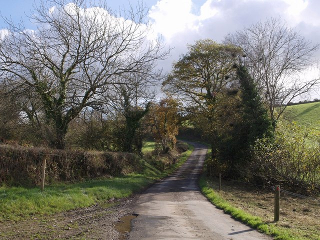 File:Lane across the valley - geograph.org.uk - 609362.jpg