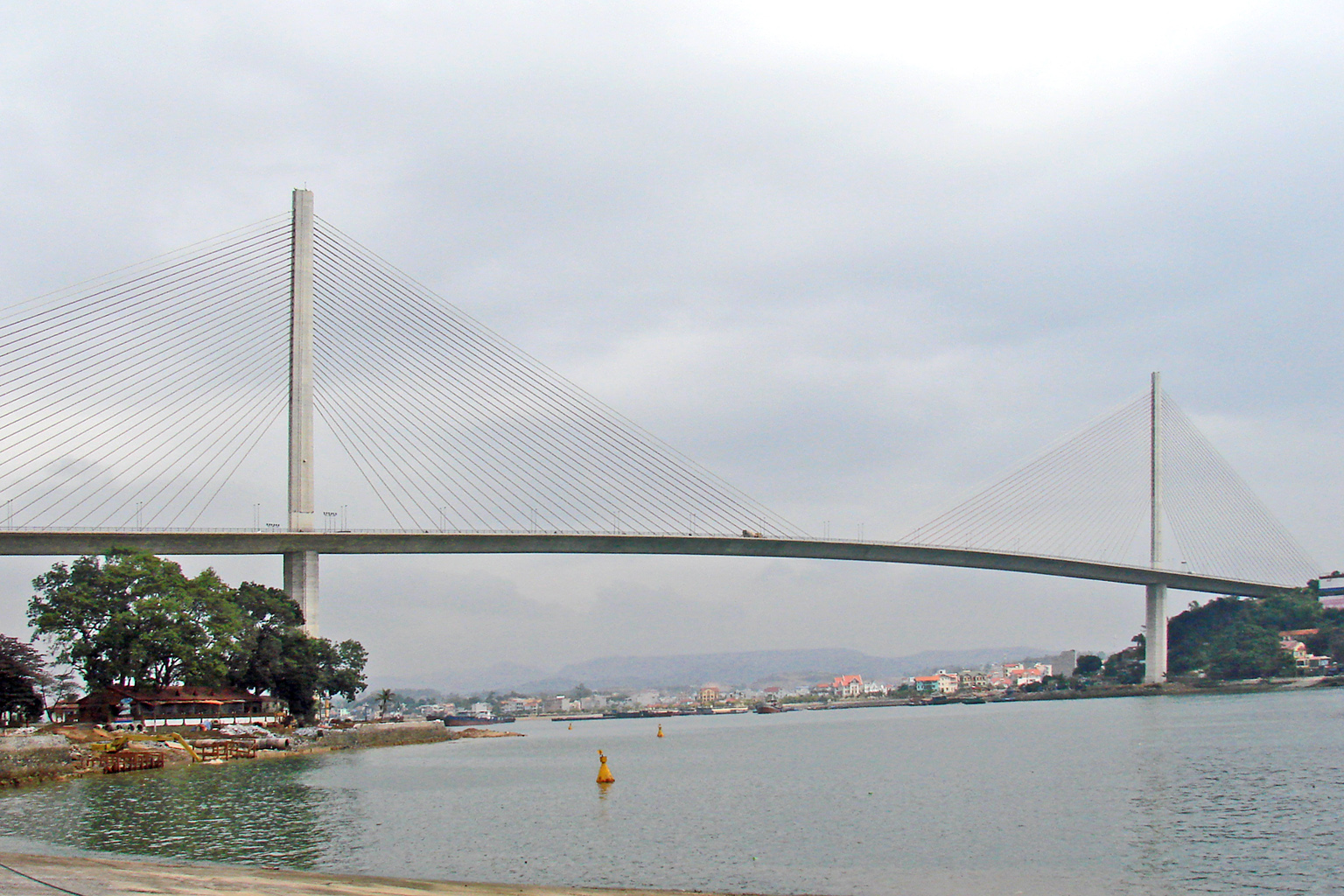 Le pont suspendu d'Halong.jpg