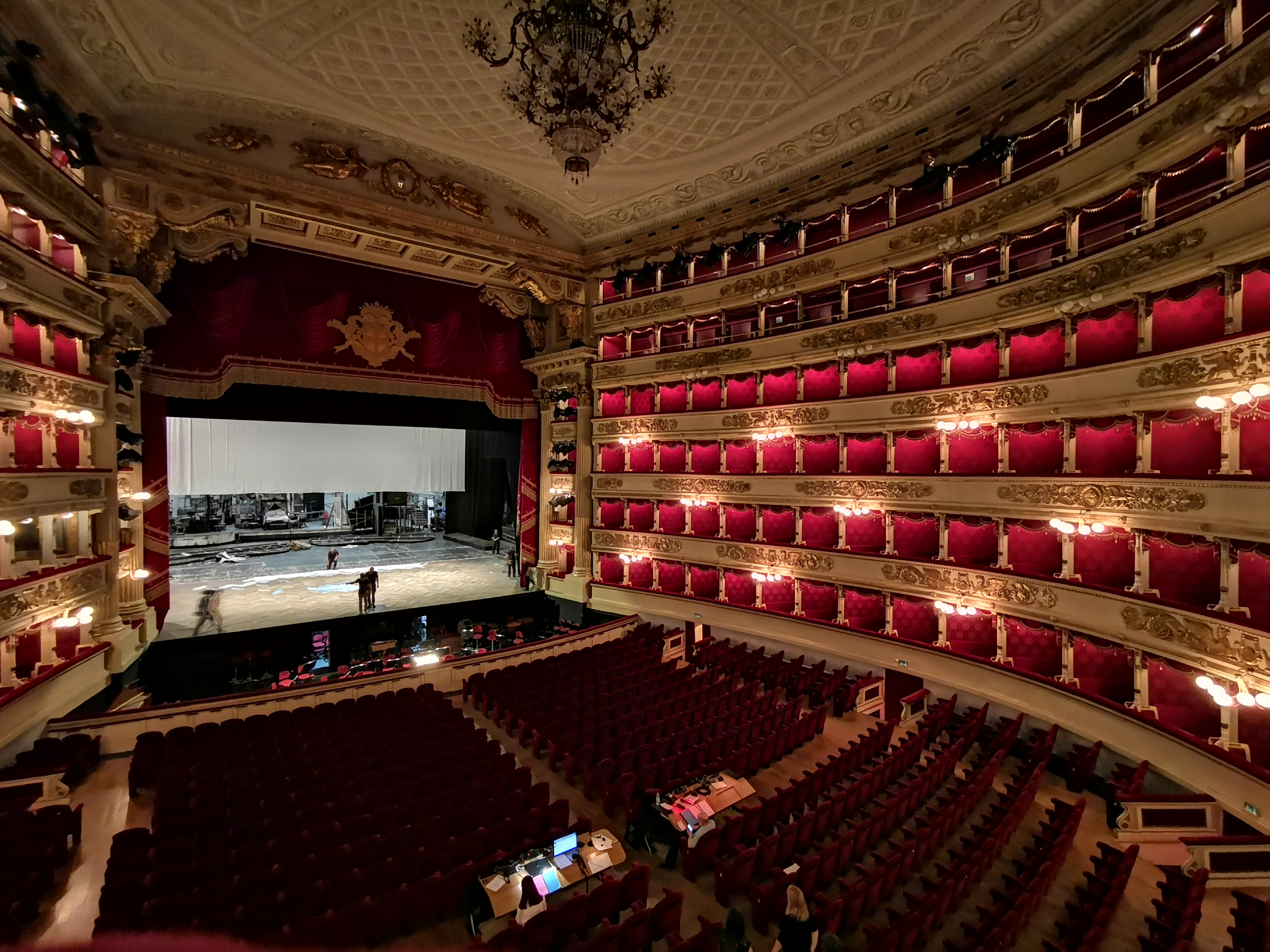 10 известных театров. Ла скала театр. Зал театра ла скала. Сцена ла скала. Опера ла скала в Милане.