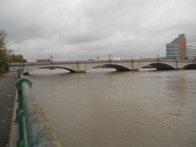 File:Putney Bridge - geograph.org.uk - 2172641.jpg