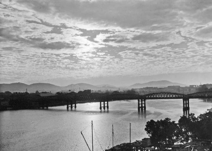 File:Queensland State Archives 500 Victoria Bridge and the Brisbane River 7 May 1940.png