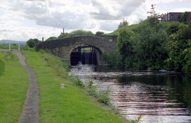 File:Riddings Bridge 6, Huddersfield Broad Canal - geograph.org.uk - 782692.jpg