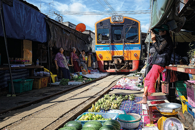 Mae Klong Railway Market (Hoop Rom Market)