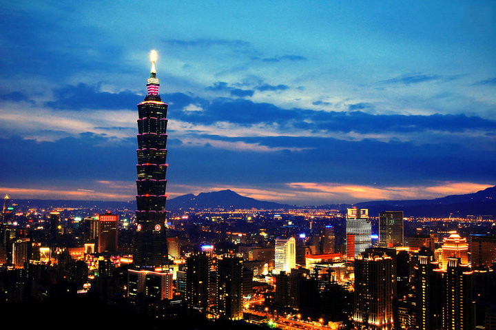 File:Taipei skyline at blue hour 20100727.jpg