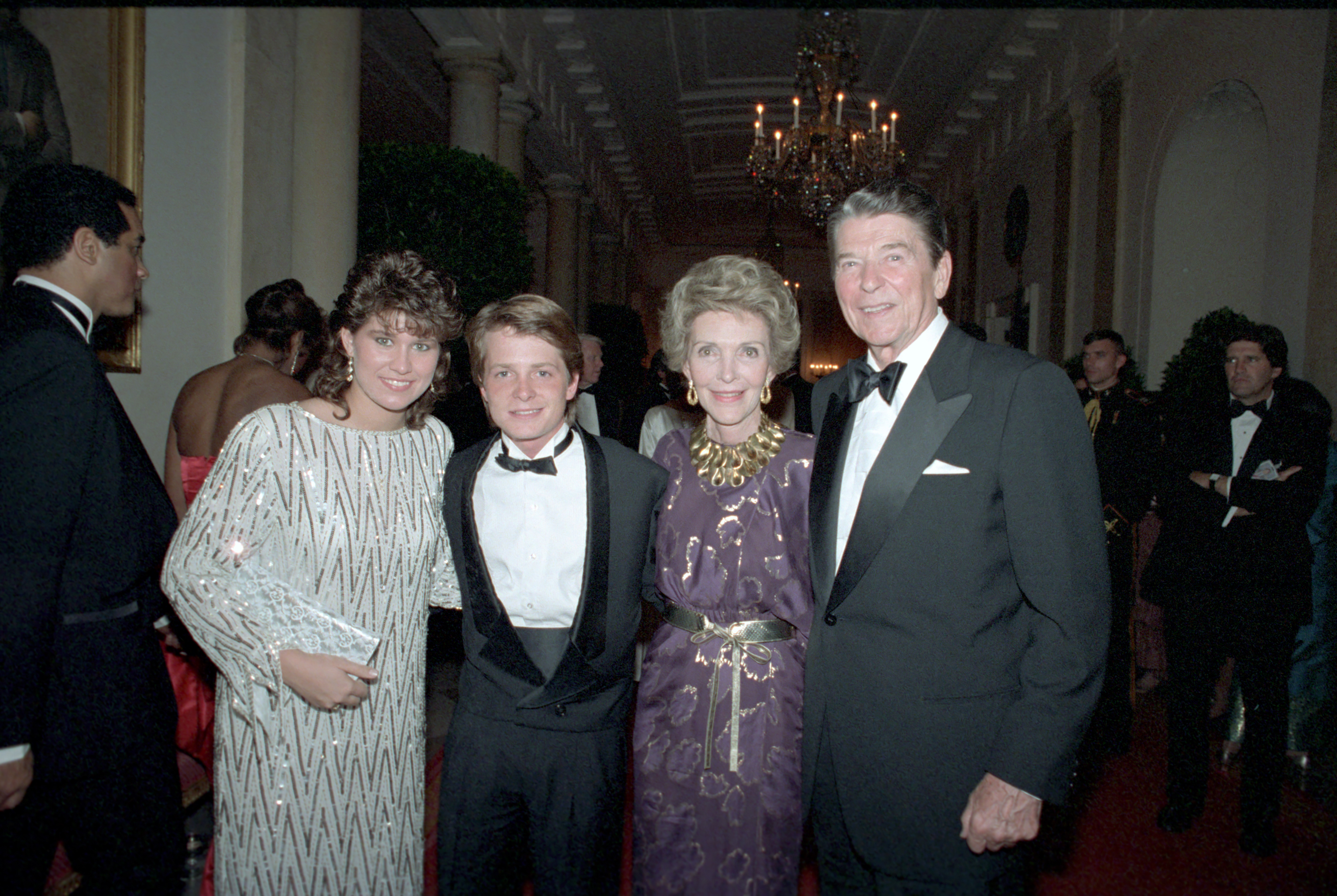 Datei The Reagans With Michael J Fox And Nancy Mckeon Jpg Wikipedia