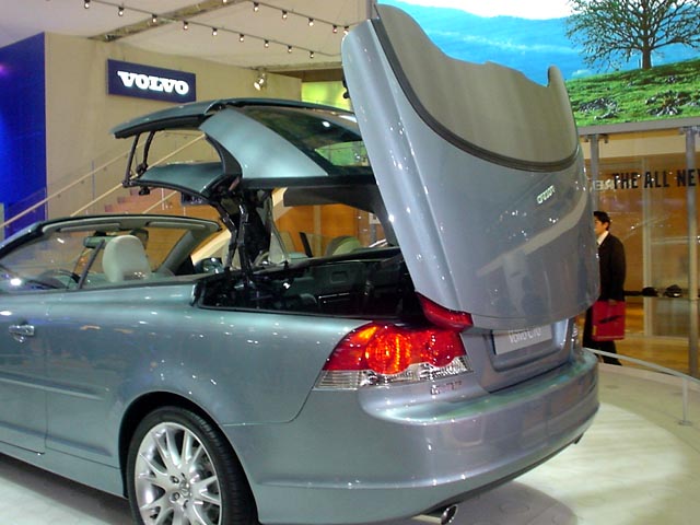 File:VOLVO C70(in transforming).JPG