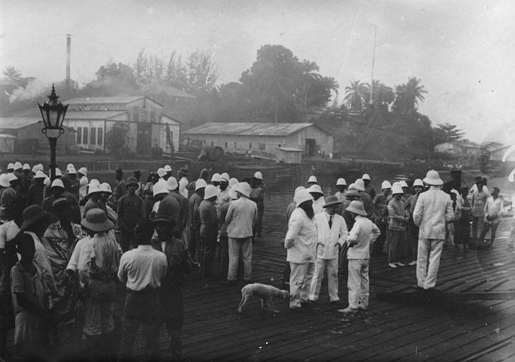 File:Wharf - Le wharf au moment d'un départ - Douala - Médiathèque de l'architecture et du patrimoine - AP62T096167.jpg