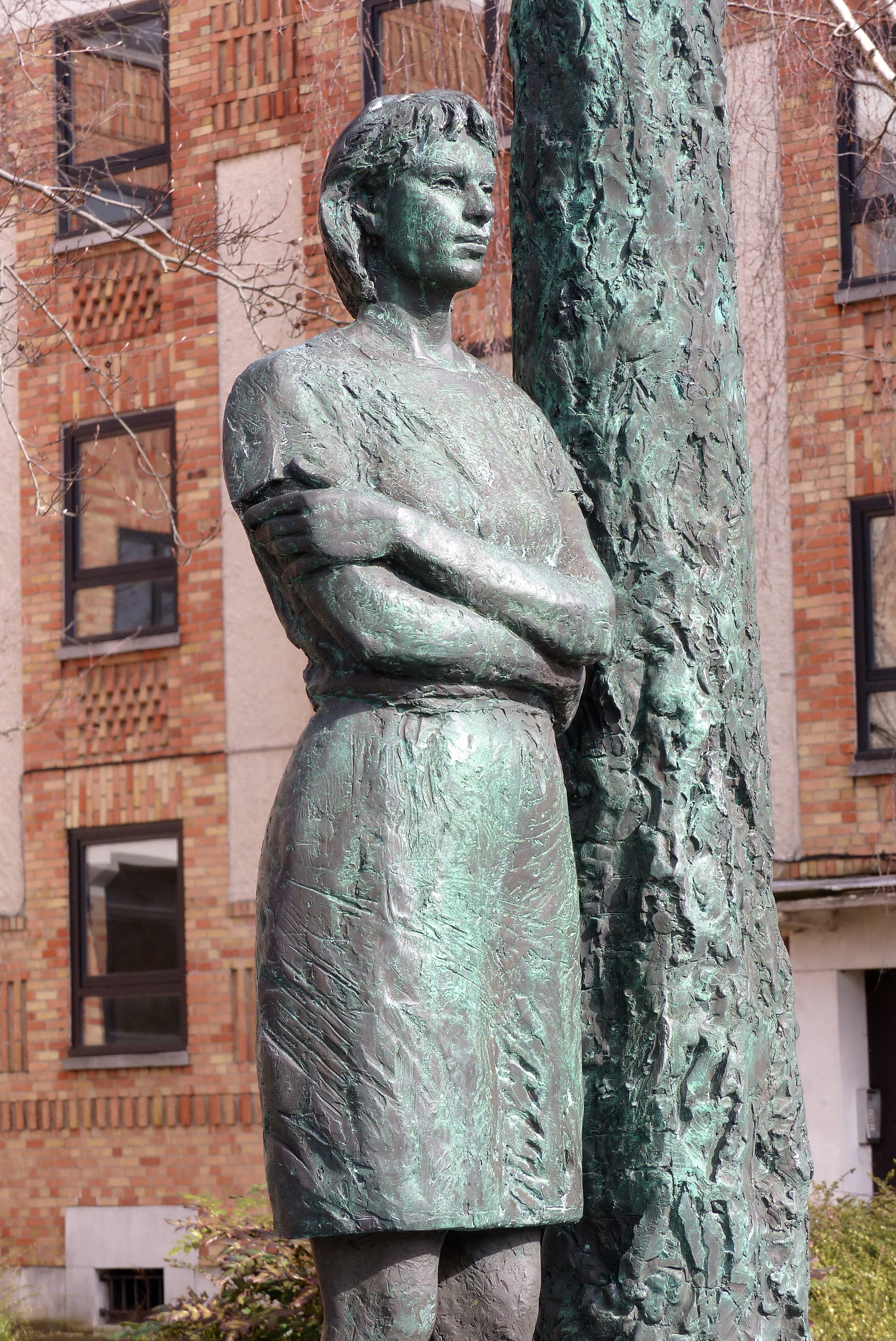 File:Woluwe-Saint-Lambert (Region Bruxelloise) - ohne (2) Titel - Wikimedia 2018.jpg Frauenskulptur, Commons 