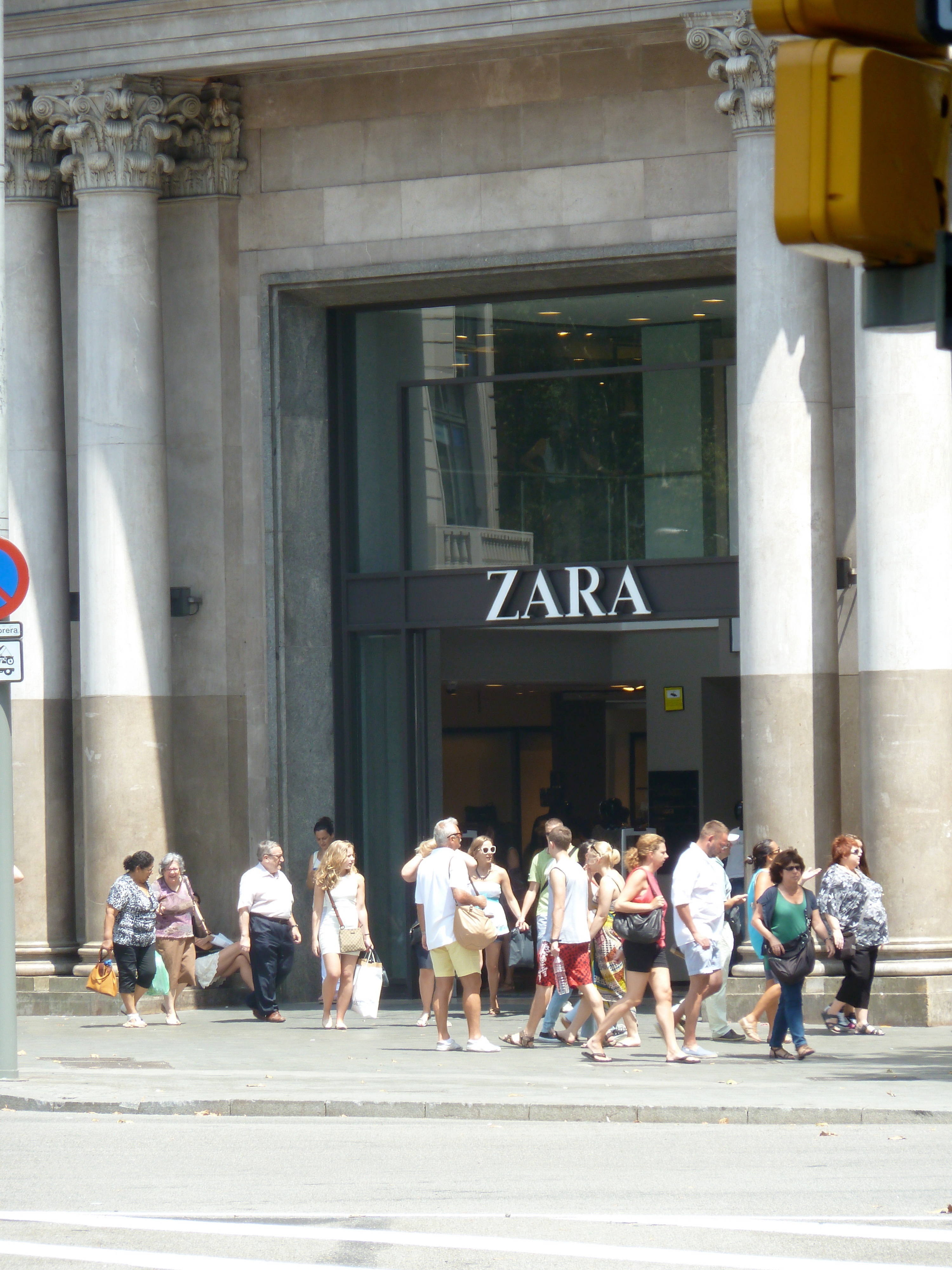 Zara department store on Passeig de Gracia. Barcelona. Spain Stock Photo -  Alamy