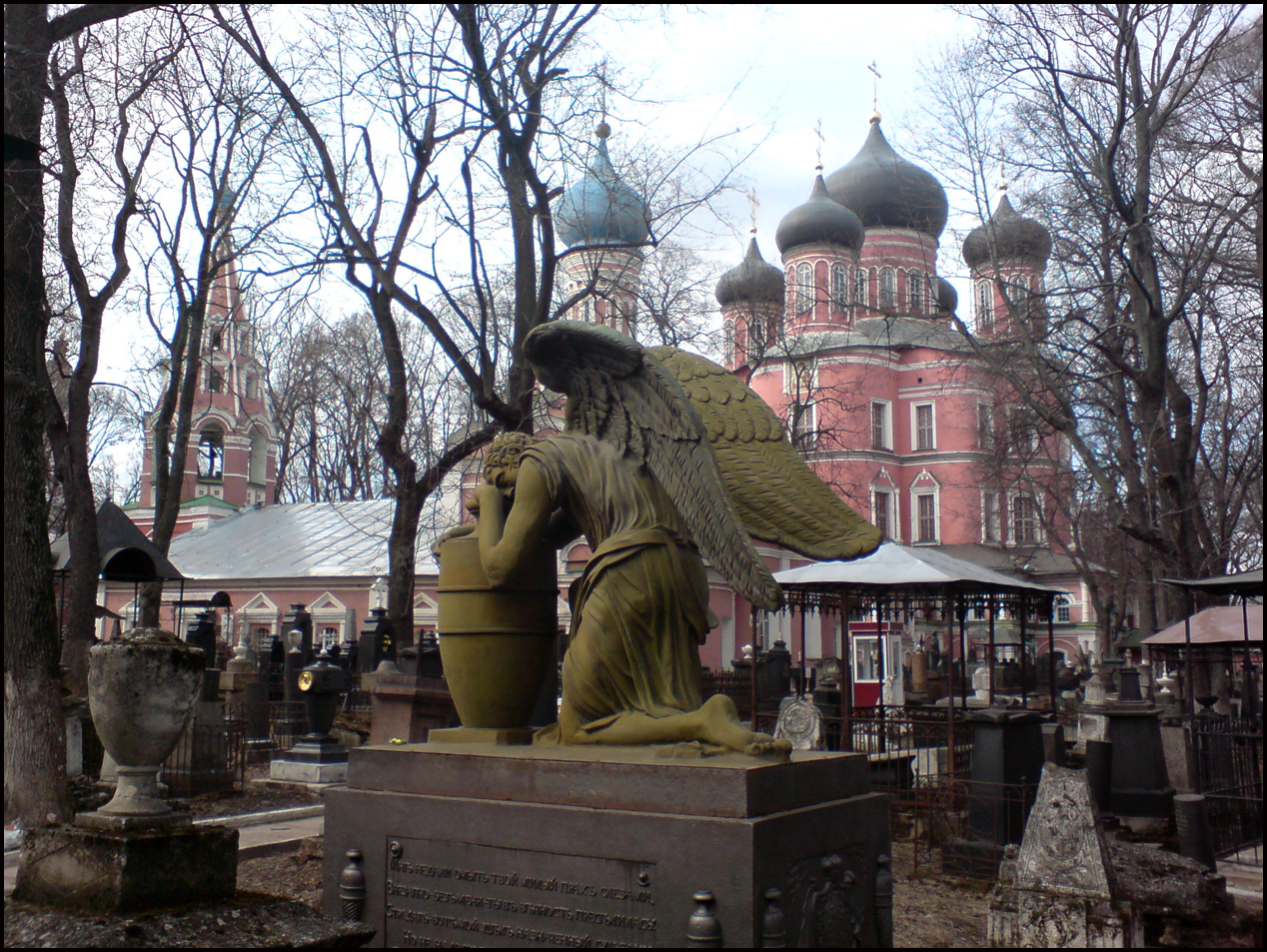 Донской монастырь метро. Донской монастырь на Тульской. Донской монастырь в живописи. Танк в Донском монастыре. Ангел над амфорой в Донском монастыре.