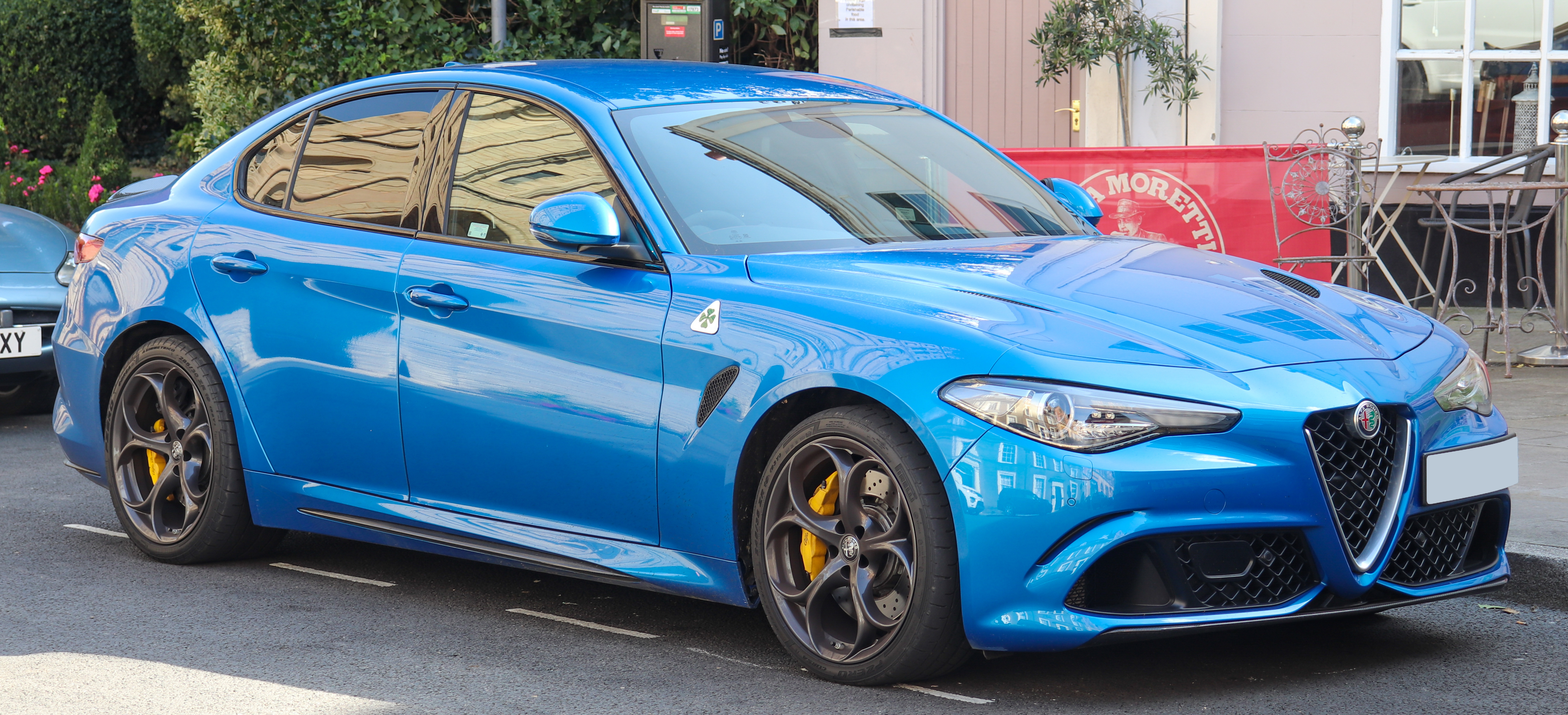 https://upload.wikimedia.org/wikipedia/commons/9/9c/2020_Alfa_Romeo_Giulia_Quadrifoglio_V6_Biturbo_2.9_Front.jpg