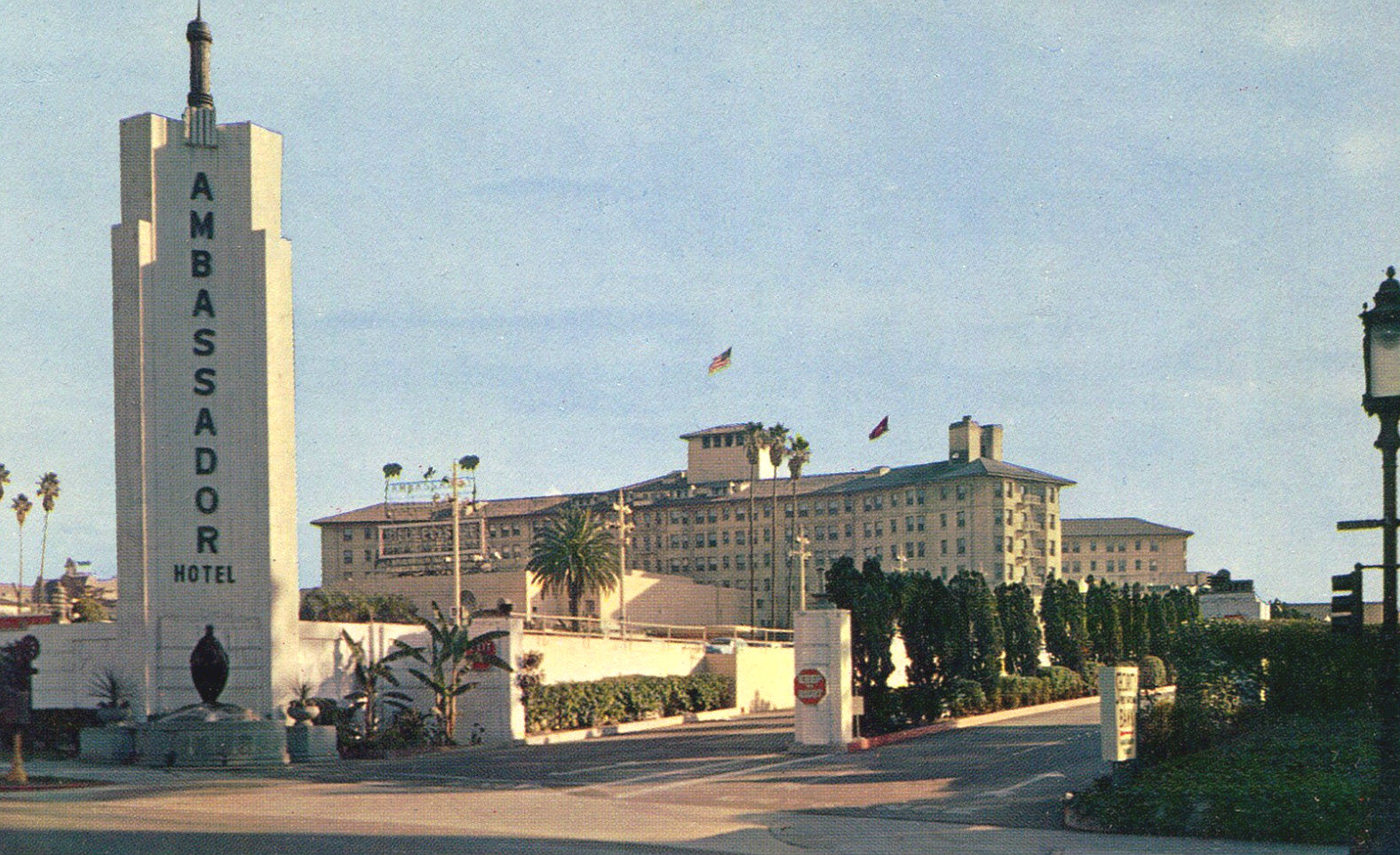 The Beverly Hills Hotel - Wikipedia