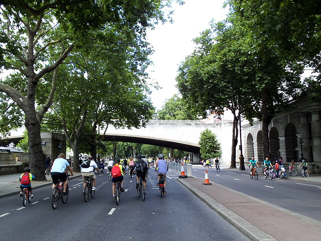 File:Approaching Waterloo Bridge - geograph.org.uk - 3749193.jpg