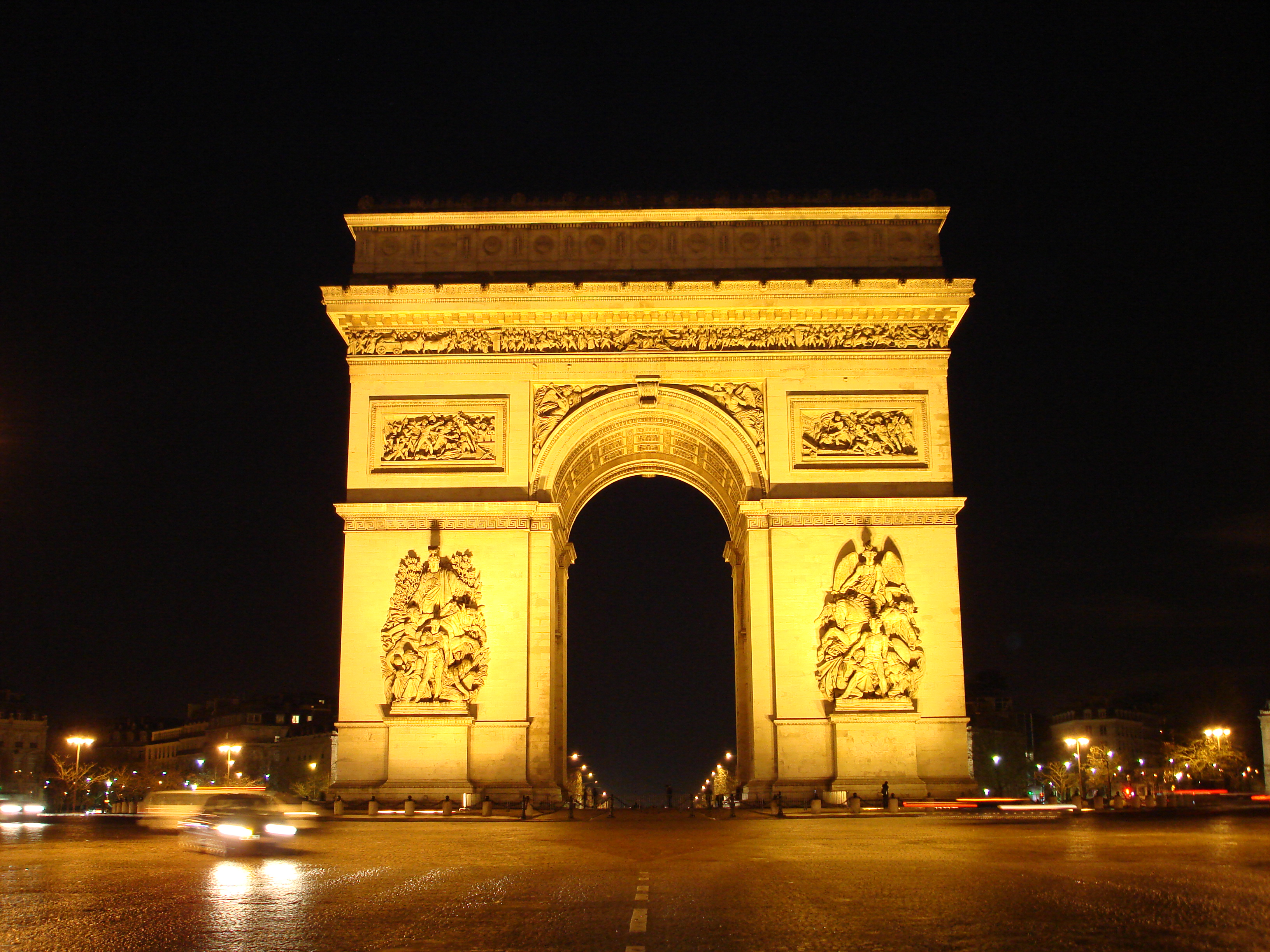 Триумфальная арка это. Париж Елисейские поля и Триумфальная арка. Ночной Париж Триумфальная арка. Триумфальная арка (Франция). Арка в Париже на Елисейских полях.