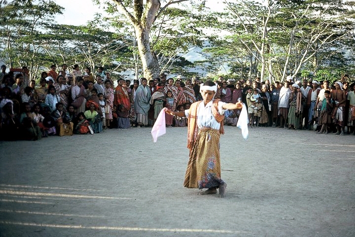 File:Atsabe--A dança do lenço.jpg