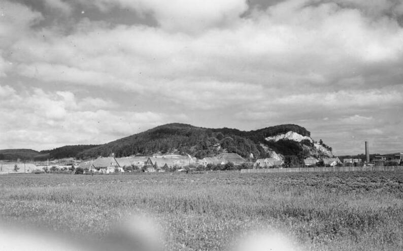 File:Bundesarchiv Bild 146-1992-068-24A, Niedersachswerfen, Produktion von V1 - V2.jpg