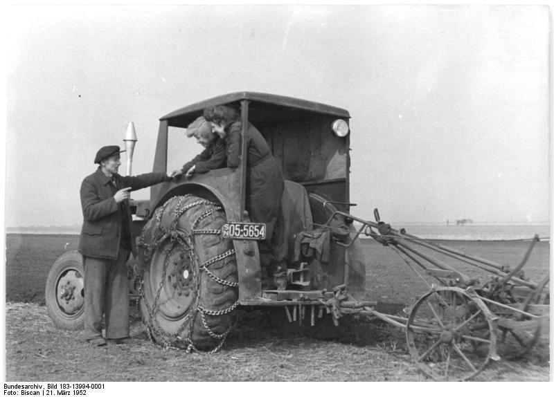 Bundesarchiv_Bild_183-13994-0001%2C_Vorbereitung_der_Aussaat.jpg