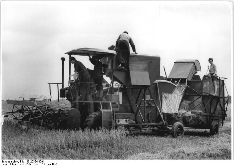 File:Bundesarchiv Bild 183-20324-0001, Radeburg, Getreideernte mit Mähdrescher.jpg