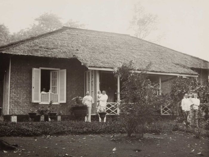 File:COLLECTIE TROPENMUSEUM Het huis van D.J. Stam in Tjikadongdong sectiechef tijdens de aanleg van de spoorlijn Padalarang - Krawang TMnr 60052222.jpg