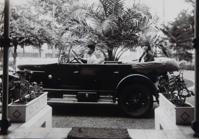 File:COLLECTIE TROPENMUSEUM Mevrouw van den Heuvel in auto met chauffeur TMnr 60050070.jpg