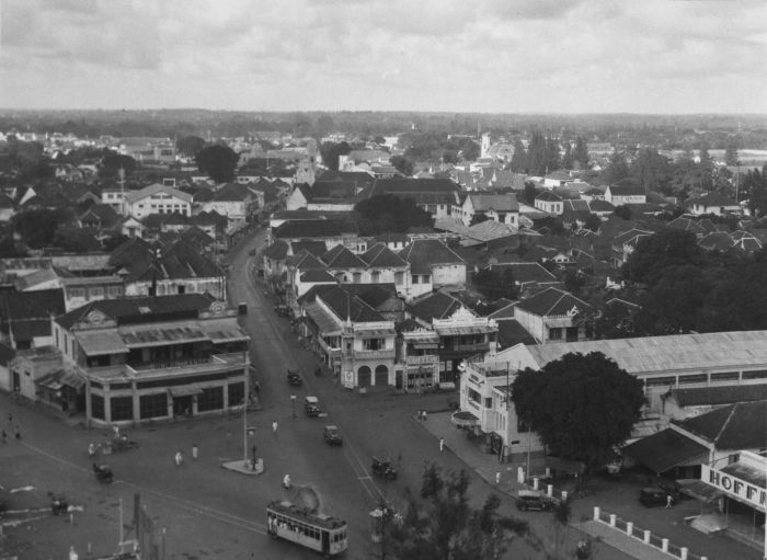 File:COLLECTIE TROPENMUSEUM Pasar Besar in Soerabaja TMnr 60026795.jpg