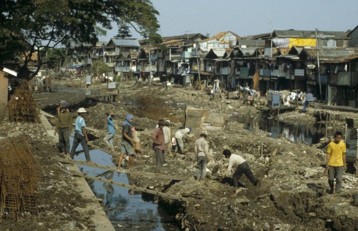 File:COLLECTIE TROPENMUSEUM Werkzaamheden ter verbetering van een kampong aan de Kali Ciliwung TMnr 20018345.jpg