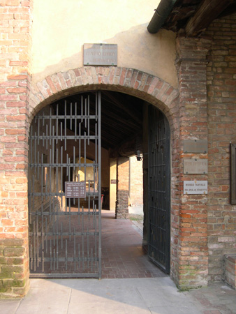 File:Caravaggio, centro civico, ingresso.jpg