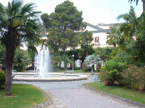 File:Caserta - Piazza Vanvitelli.jpg