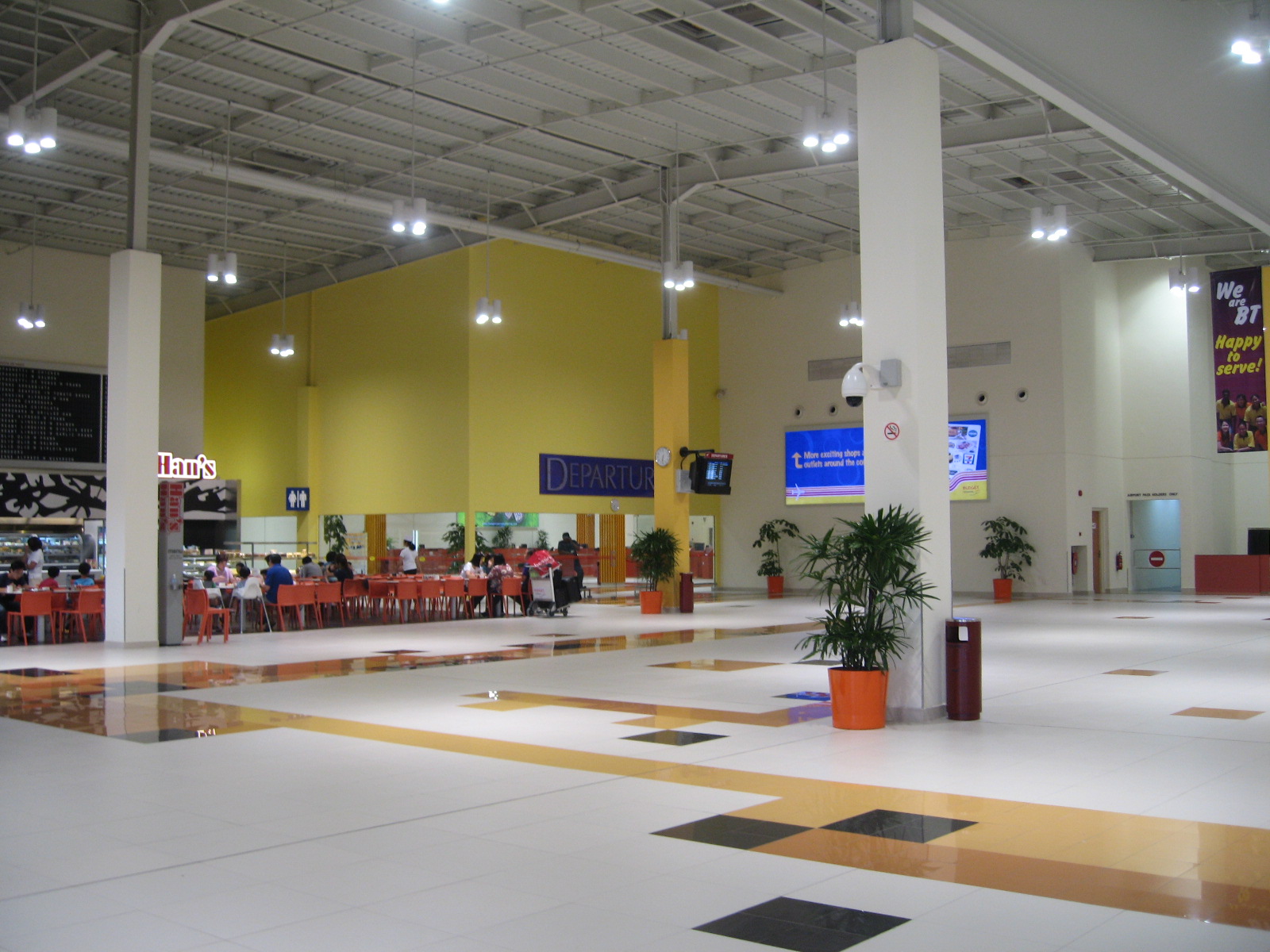 File:Changi Airport, Terminal 2, Departure Hall 3.JPG - Wikimedia
