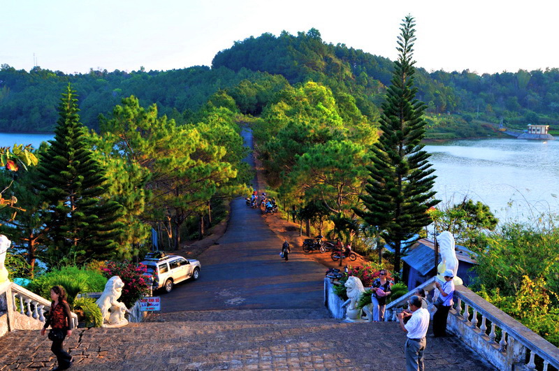 File:Chiều cao nguyên - Late afternoon in the Central High Plateaux - panoramio.jpg