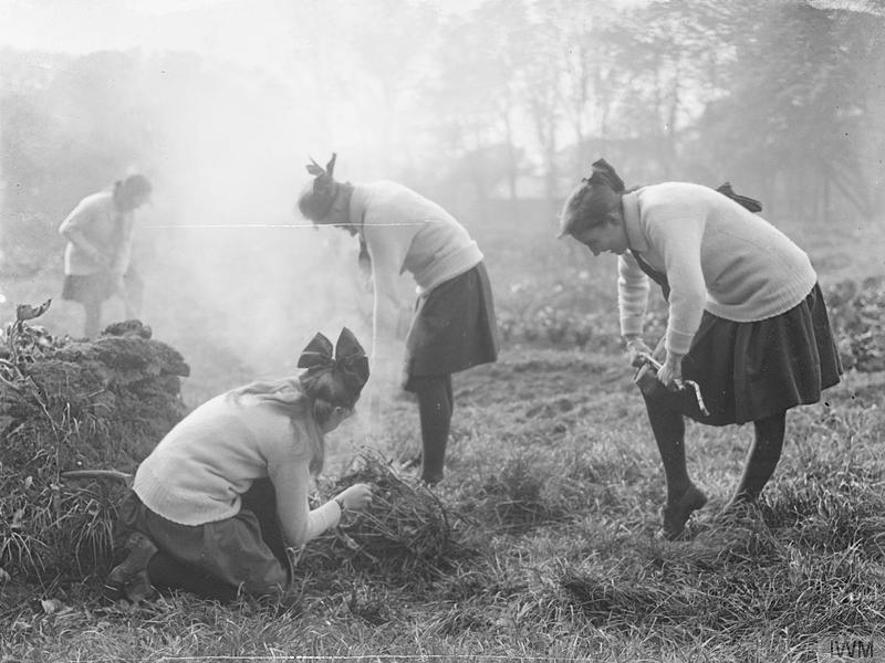 File:Children on the Home Front 1914-1918 Q31156.jpg