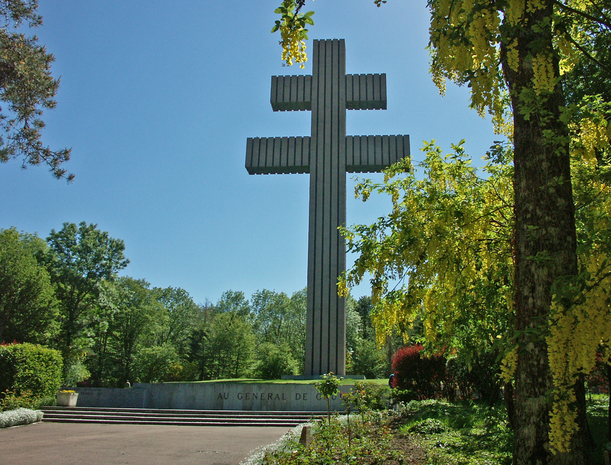 Monument över Charles de Gaulle i Colombey-les-Deux-Églises. Bilden länkad från Wikimedia Commons (foto KA PS, 2004).