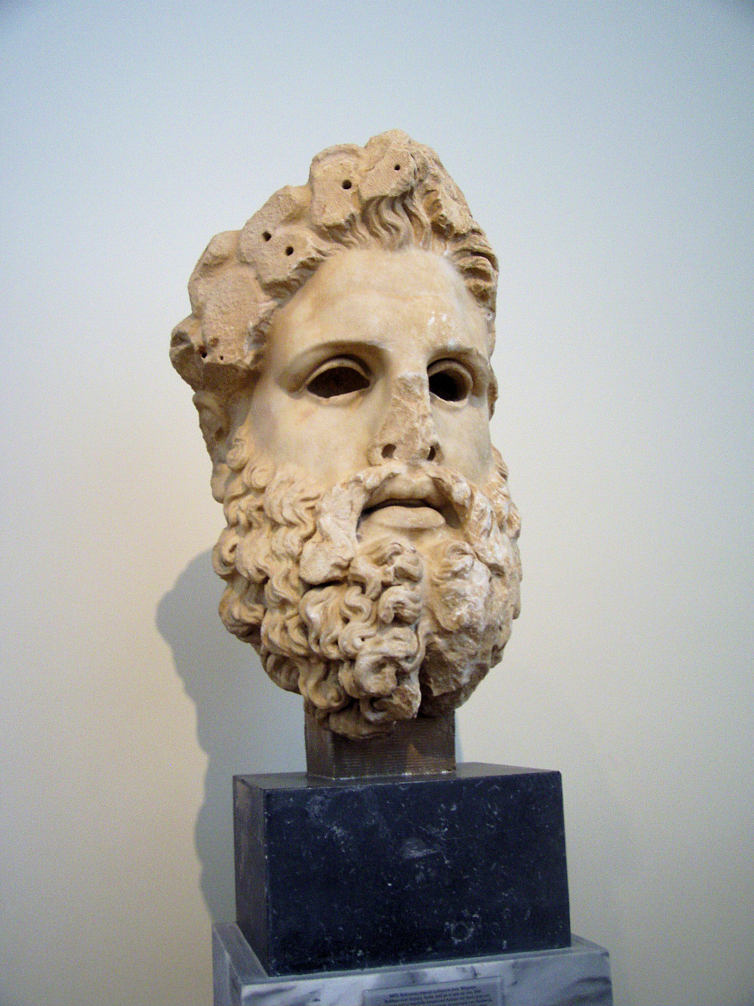 Colossal head of a statue of Zeus NAMA 3377 (DerHexer).JPG