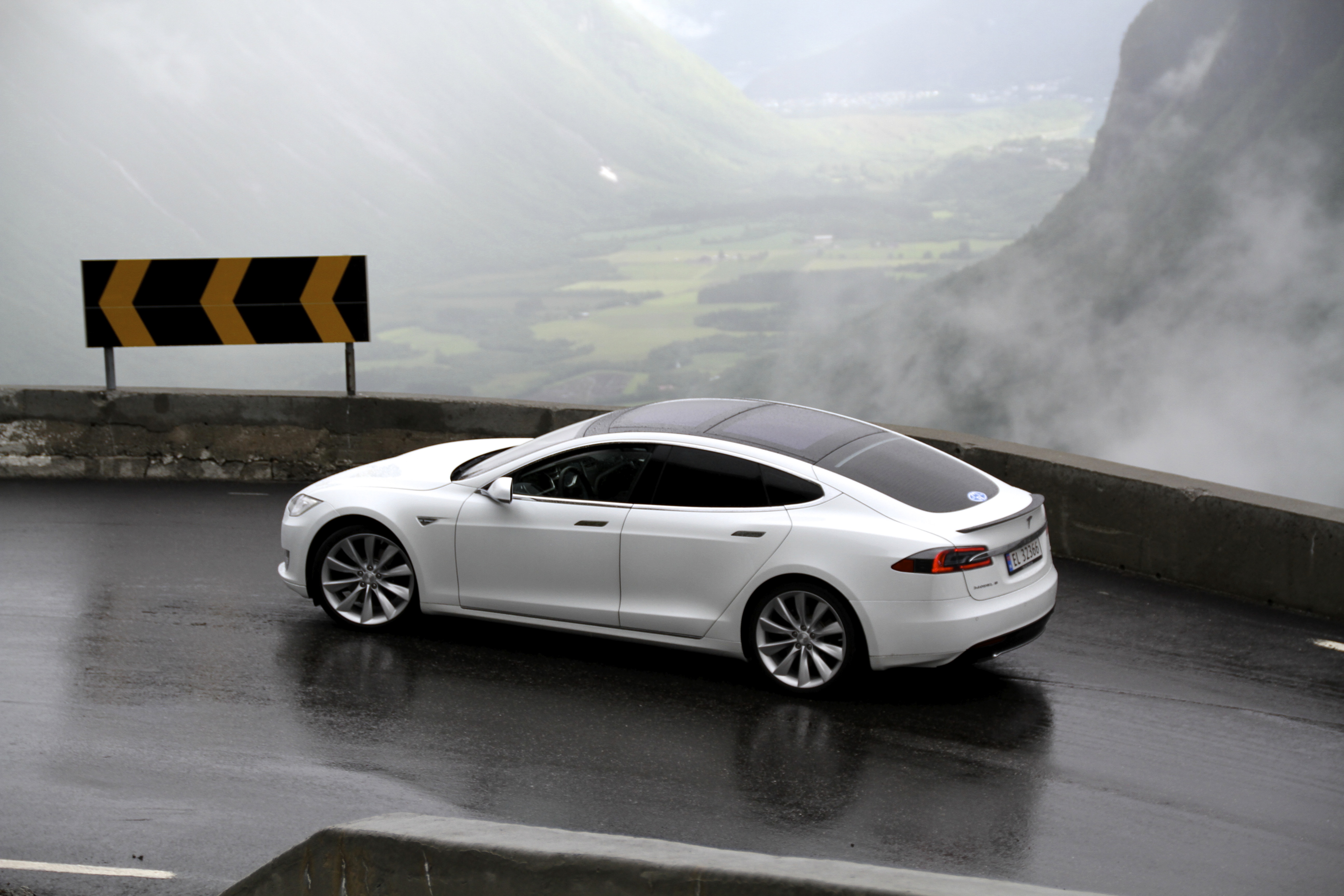 EV_Rally_Trollstigen_Tesla_Model_S.jpg