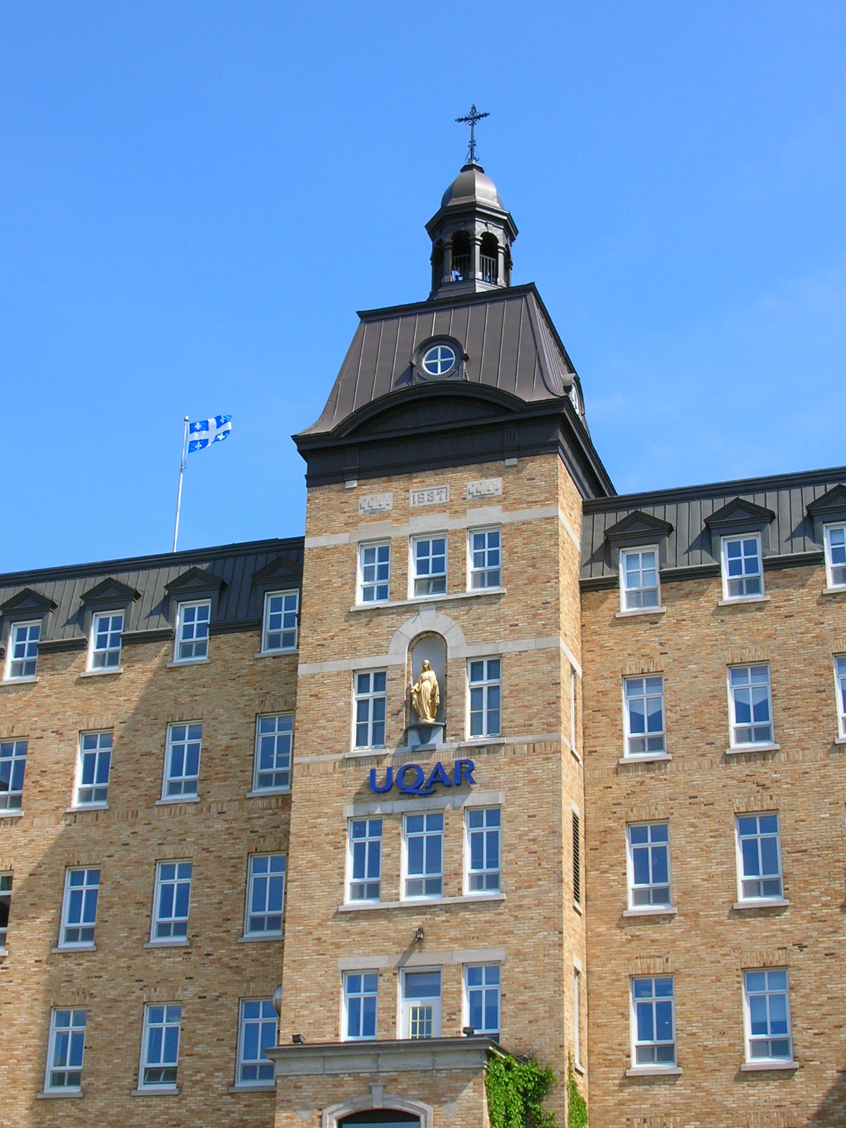 Façade principale de l'UQAR, campus de Rimouski, avant l'incendie de mai 2009.