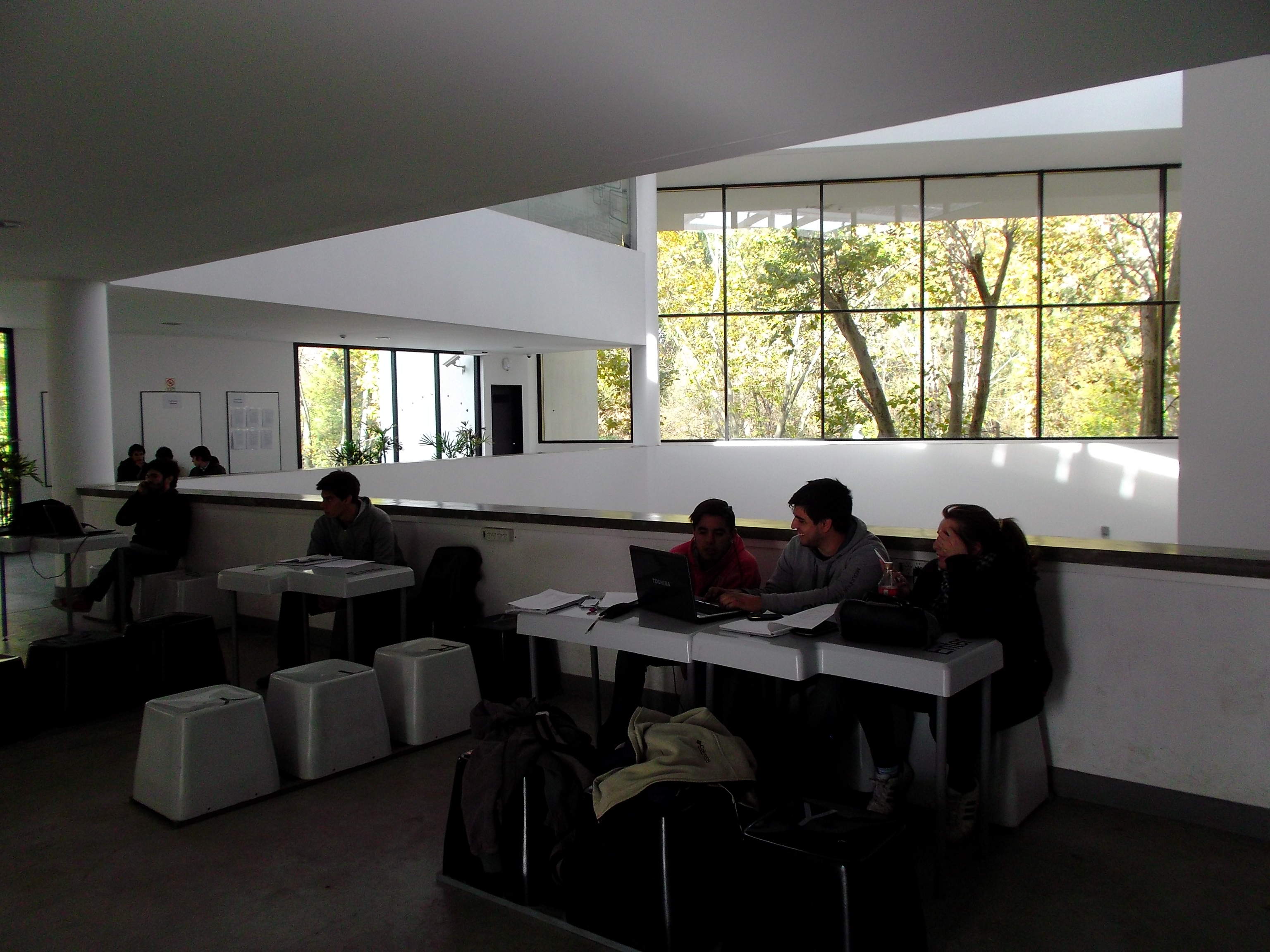 Archivo:Facultad de Informática (UNLP) mobiliario.JPG - Wikipedia, la  enciclopedia libre